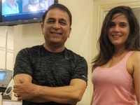 <i class="tbold">richa</i> Chadha has a fan moment as she poses for a picture with Sunil Gavaskar