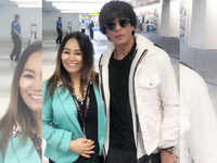 Photo: Shah Rukh Khan looks all stylish as he poses with a fan at the <i class="tbold">new york airport</i>