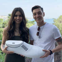 New pictures of <i class="tbold">ozil</i>