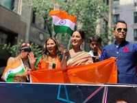 ​Hina Khan becomes first Indian actress to attend <i class="tbold">independence day parade</i> in NY
