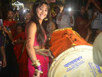 Yeh Rishta Kya Kehlata Hai’s Shivangi Joshi beats the dhol during <i class="tbold">ganpati visarjan</i>; see pics