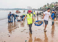Inspiring pics of celebs & children cleaning <i class="tbold">versova beach</i> after Ganpati Visarjan