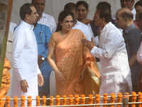 New pictures of <i class="tbold">shiv sena union leader</i>