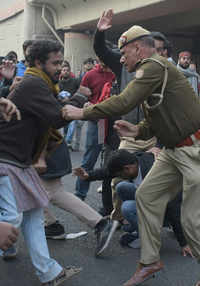 New pictures of <i class="tbold">delhi students protest march</i>