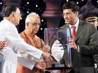 New pictures of <i class="tbold">viswanathan anand</i>
