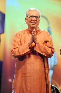 Click here to see the latest images of <i class="tbold">actor shriram lagoo</i>