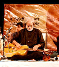 Click here to see the latest images of <i class="tbold">vishwa mohan bhatt</i>