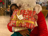 ​Akshay Kumar turns into Santa for his <i class="tbold">darling daughter</i> Nitara