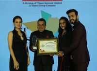 Mukesh Sanghvi & family Vardhman Jewellers were felicitated by Dia Mirza for “Valuations of Gold, Diamond & <i class="tbold">platinum jewellery</i>