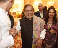 Check out our latest images of <i class="tbold">sharad yadav</i>