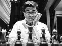 Stranded <i class="tbold">viswanathan anand</i> resorts to chess