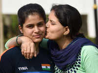 Shooter <i class="tbold">manu bhaker</i> with her mother Sumedha Bhaker