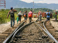 <i class="tbold">migrant workers</i> decide to walk back home