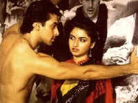 ​Salman Khan refused to <i class="tbold">smooch</i> Bhagyashree during a ‘Maine Pyaar Kiya' photoshoot