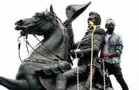 Protesters try to topple <i class="tbold">andrew</i> Jackson statue near White House