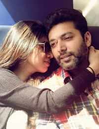 These pictures of Jayam Ravi & <i class="tbold">aarti</i> give us major couple goals