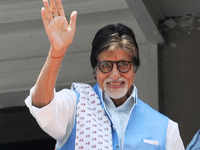Amitabh Bachchan tweets from the hospital, thanks fans