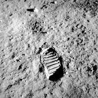 New pictures of <i class="tbold">neil armstrong</i>