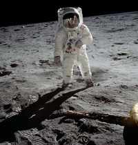 Click here to see the latest images of <i class="tbold">neil armstrong</i>