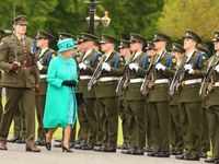 She became the first <i class="tbold">british monarch</i> to visit the Republic of Ireland since 1911
