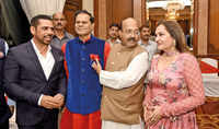 New pictures of <i class="tbold">robert vadra</i>