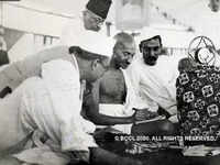 Congress Meeting: Mahatma Gandhi along with Rajendra Prasad and <i class="tbold">abul kalam azad</i>