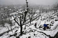 <i class="tbold">kashmir valley</i> receives season’s first snowfall