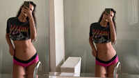 Esha Gupta flaunts her curvaceous body in this <i class="tbold">bathroom</i> selfie! Check out