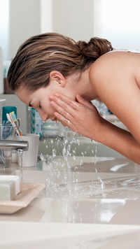 Washing face before <i class="tbold">shower</i>ing