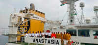 Click here to see the latest images of <i class="tbold">indian sailors</i>