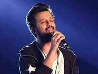 Atif Aslam forgets lyrics Of Raj Kapoor's Jeena Issi Ka Naam Hai