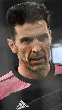 <i class="tbold">gianluigi buffon</i>