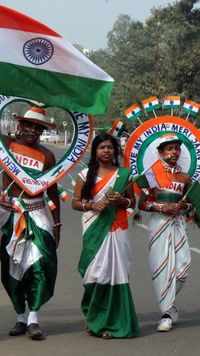 Volunteers of a social organisation, <i class="tbold">Vande Mataram</i>, during a roadshow ahead of R-Day in Bhubaneswar