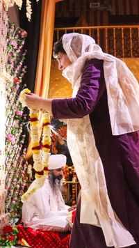 Priyanka Gandhi offers prayers at Sant <i class="tbold">ravidas temple</i> in Varanasi
