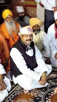 BJP leader and Union minister Dharmendra Pradhan at the <i class="tbold">ravidas temple</i> in Varanasi