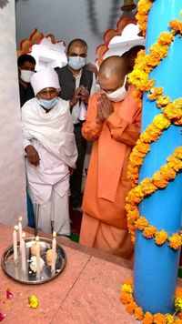 Chief minister Yogi Adityanath at Sant <i class="tbold">ravidas temple</i> in Lucknow