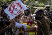 New pictures of <i class="tbold">tibetans protest</i>
