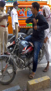 Aurangabad police issues challan to people caught moving without face masks at Kranti Chowk.