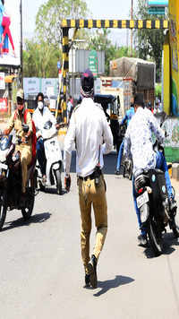 Police stop vehicles to check implementation of Covid rules by people at Kranti Chowk, in Aurangabad.