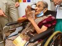 102-year-old woman takes the jab
