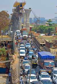 Traffic jam in <i class="tbold">khar</i>