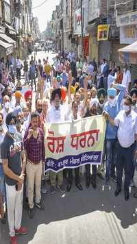 Members of Punjab Vipar Mandal stage a protest in support of the <i class="tbold">nationwide strike</i> in Patiala.