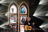 Click here to see the latest images of <i class="tbold">country music association awards</i>