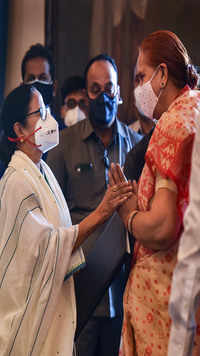 Wife of West Bengal governor Sudesh Dhankhar exchanges greetings with <i class="tbold">cm</i> Mamata Banerjee.