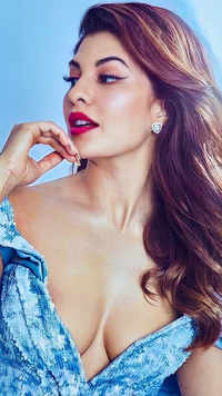 ​Jacqueline Fernandez raises the oomph factor with her <i class="tbold">steamy pictures</i>