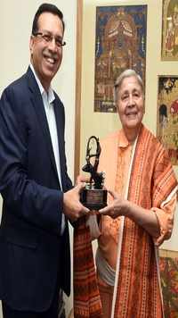 Indu Jain honored with <i class="tbold">aima</i> lifetime contribution to media award.