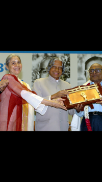 Indu Jain with the then President, Abdul Kalam, at the 38th <i class="tbold">jnanpith award</i>.