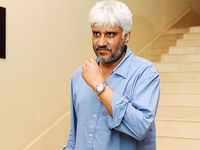 Vikram Bhatt sent a legal notice to <i class="tbold">krk</i> for his tweets