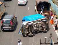 Collision on <i class="tbold">eastern express highway</i>