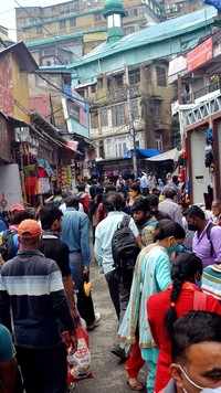 People throng at <i class="tbold">lower bazar</i> during relaxation hours in Shimla.